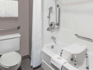 Baymont by Wyndham Glenview - Glenview - 1