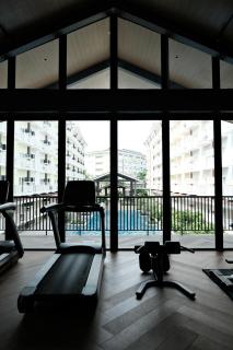 Airport Transit Gem with Gym and Pool - 6
