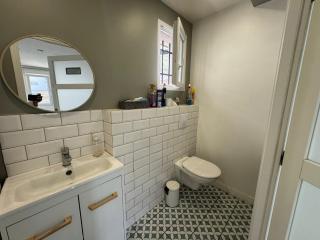 Emmanuel INN 4 - 6
