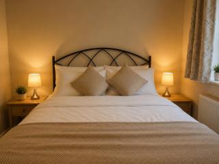 Cheerful 2 Bedroom Home with Off-road parking - 5