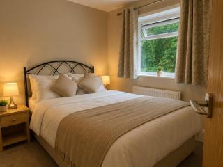 Cheerful 2 Bedroom Home with Off-road parking - 1
