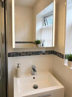 Cheerful 2 Bedroom Home with Off-road parking - 2