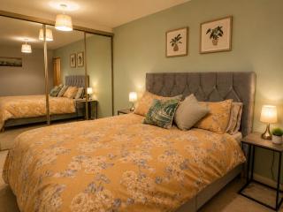 Cheerful 2 Bedroom Home with Off-road parking - 1