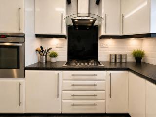 Cheerful 2 Bedroom Home with Off-road parking - 4