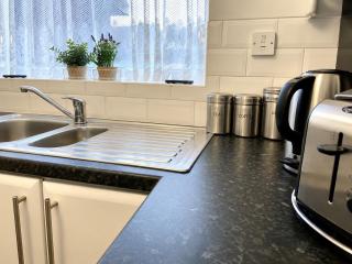 Cheerful 2 Bedroom Home with Off-road parking - 2