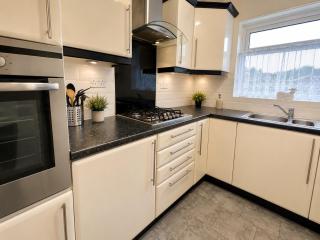Cheerful 2 Bedroom Home with Off-road parking - 3