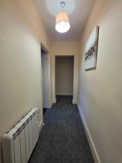 Newly Renovated 2 Bed Flat - Free Parking - 6