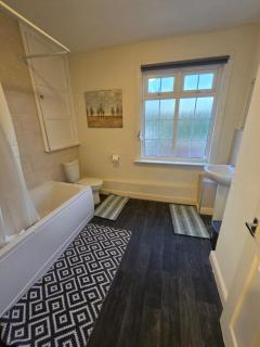 Newly Renovated 2 Bed Flat - Free Parking - 4