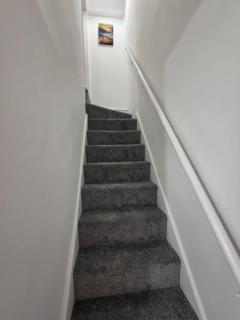 Newly Renovated 2 Bed Flat - Free Parking - 3