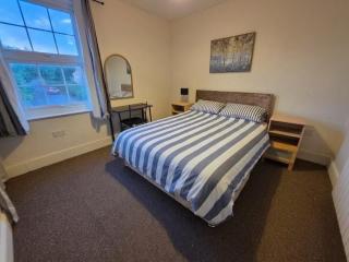 Newly Renovated 2 Bed Flat - Free Parking - 2