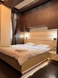Designer two-bedroom apartment - 6