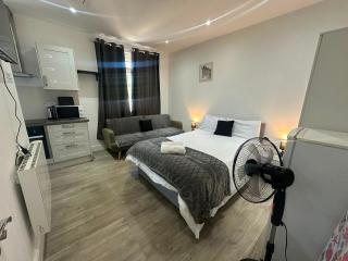 Wimbledon Family Studio Flat 1 - 2