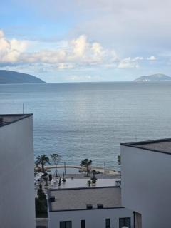 Azure & Pearl, Sea View Beach & City Apt for 4 - 8