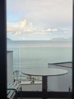 Azure & Pearl, Sea View Beach & City Apt for 4 - 1