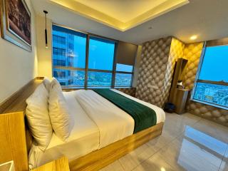 Luxury 3 Bedroom Apartment in Centaurus with Mountain & City Views - 9
