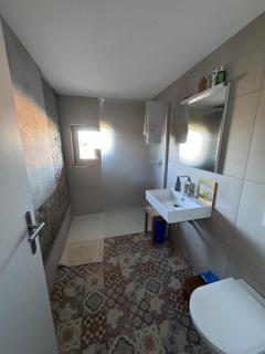 Zimmer mit Doppelbett, maximal 2 Personen mit Kindermatraze am boden möglich - 5