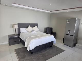 Private Modern Studio Apartment in Sandton - 3