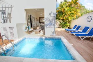Poolside Home Short Walk to Beach - Turtle View 10 - 9