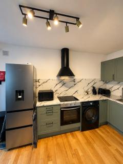 Designer 2-Bed Apartment with Stunning Sea Views - 8