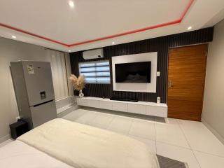 Private Modern Studio Apartment in Sandton - 9
