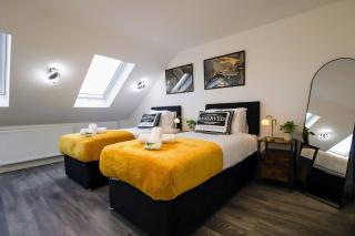 Modern Contractors & Families, Free Wi-Fi, Parking & Sleeps 8 - 8