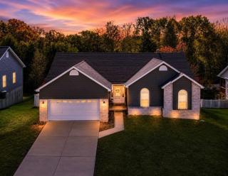 Autumn Retreat 5 Bedroom Home with a Pool - 9