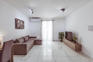 Modern 2BR Apt w Balcony 5 Min to Valletta - 1
