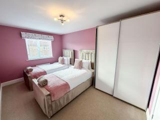 Modern Langold Home, 3-Bed, Sleeps 6, Parking - 6