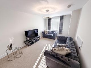 Modern Langold Home, 3-Bed, Sleeps 6, Parking - 9