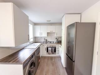 Modern Langold Home, 3-Bed, Sleeps 6, Parking - 5