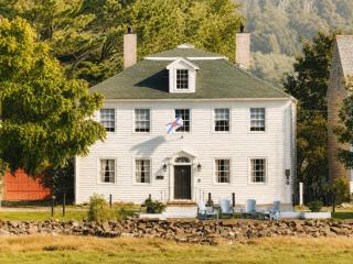 Bailey House Inn - Georgian Waterfront Retreat - 0