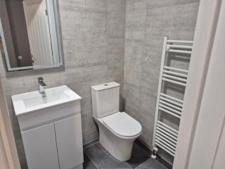 private room with shower room to your own 15 minutes to Durham centre - 9
