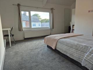 private room with shower room to your own 15 minutes to Durham centre - 7
