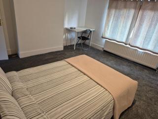 private room with shower room to your own 15 minutes to Durham centre - 5