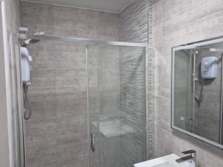 private room with shower room to your own 15 minutes to Durham centre - 4