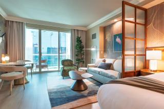 Remodeled High Floor Strip View Suite With Balcony - 9