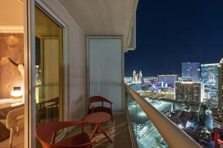 Remodeled High Floor Strip View Suite With Balcony - 8