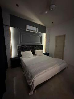 Bright & Cozy 1BR Suite - 1