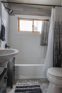Charlie's Perch -Charming Lakewood Cottage - 2