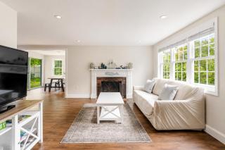Dennis Beach House - Walk to Beach - Pet Friendly - 0