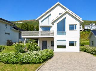 Modern holiday home on Kvaløya near Tromsø with Northern Lights and nature - 1