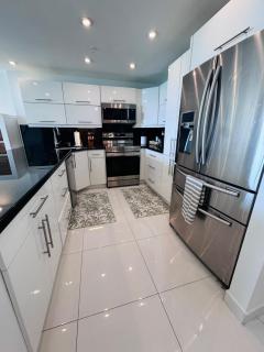 Beachfront Miami Beach Condo, Ocean View & Valet Parking - 4