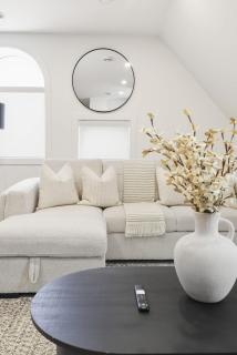 Elegant Parkdale 2BR 2 King Beds Sleeps 6 - 7