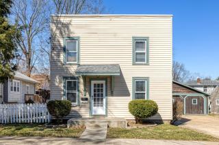 4 Bedroom House, sleeps 12, short walk to Main St! - 9