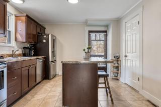 4 Bedroom House, sleeps 12, short walk to Main St! - 1