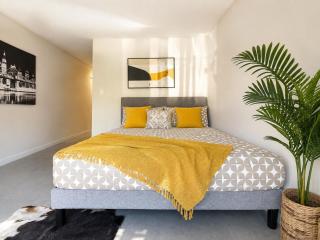 Beautiful 1BR with 2 Queen Beds Near English Bay and Robson Street - 3
