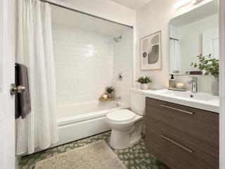 Beautiful 1BR with 2 Queen Beds Near English Bay and Robson Street - 1
