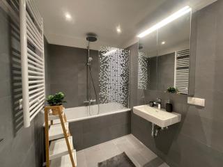 Modern Rooftop Apartment with Balcony & Free Parking - 4