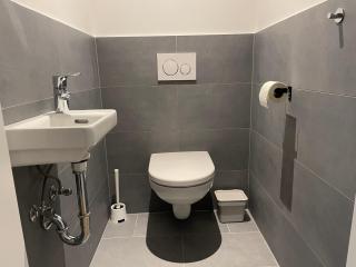 Modern Rooftop Apartment with Balcony & Free Parking - 3