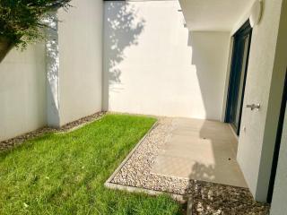 Modern Apartment with Garden & Free Parking - 0